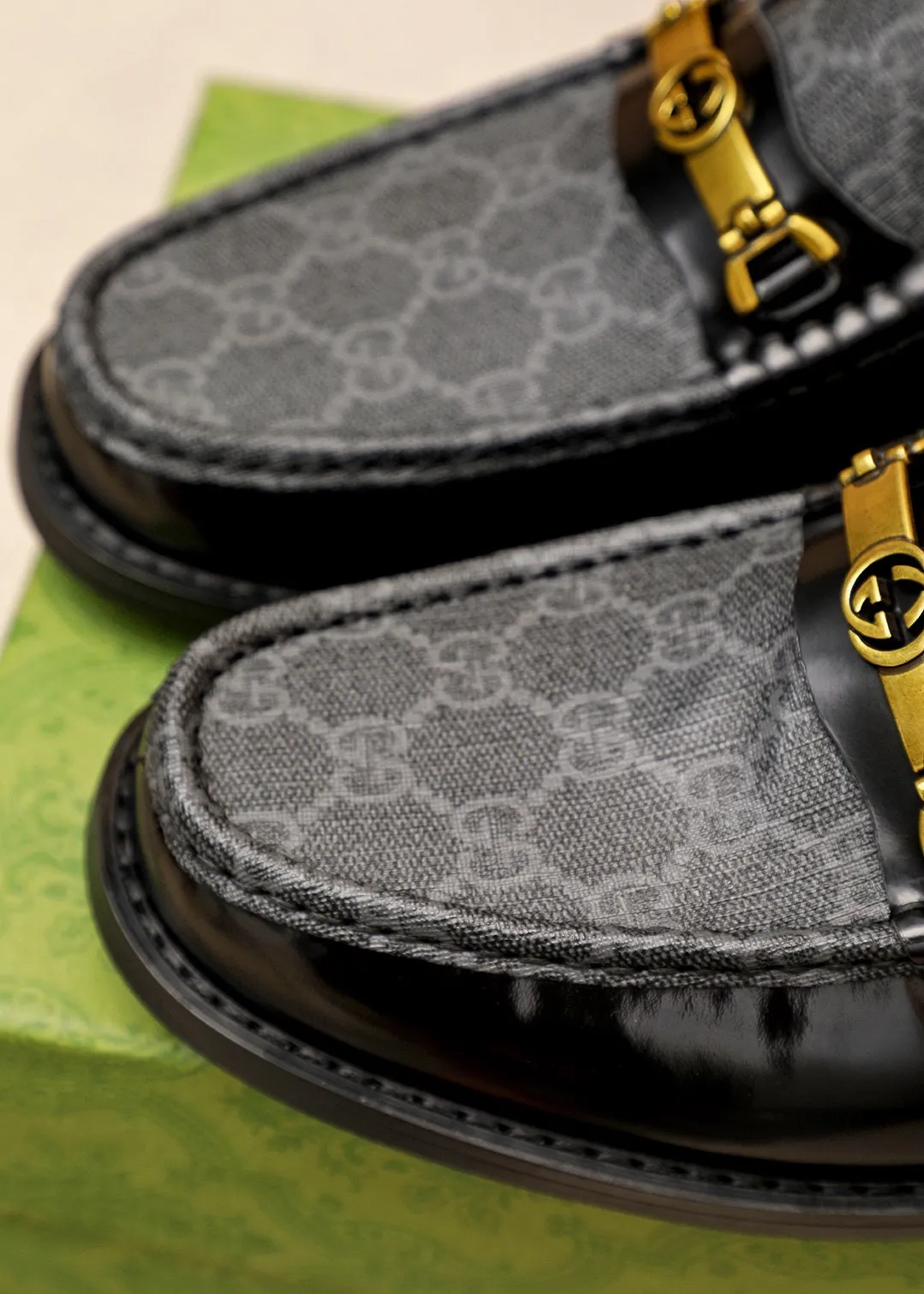 Men's shoes 💰460 💐 Product trademark: GUCCI "Gucci" casual leather shoes Regular size: 38-44 (45🉑️customized) Product materials: Selected imported first-layer open-edge beaded cowhide leather upper + luxury hardware buckle, imported water-dyed cowhide leather lining. Strong three-dimensional visual effect, original combination outsole Color: 4⃣️colors available